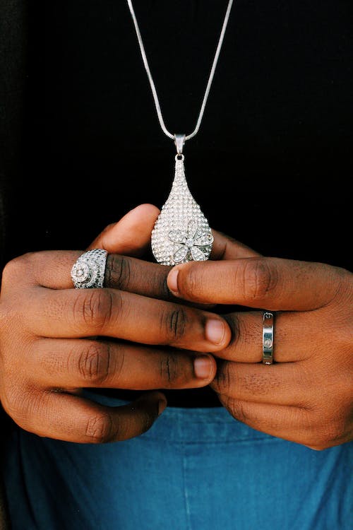 Are there any risks involved in investing in jewelry?